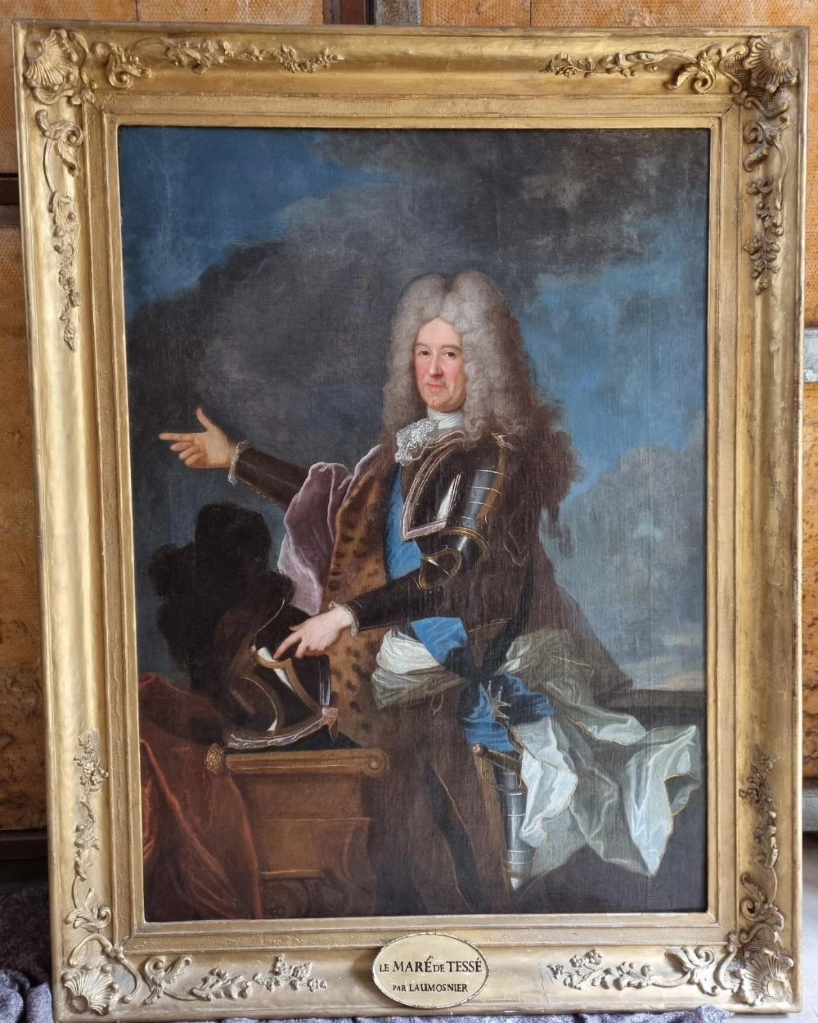 Peintures et tableaux anciens, rare et grand portrait de René III de Froulay, comte de Tessé, lieutenant-général pour les provinces du Maine, du Perche et de Laval, maréchal de France, général des galères de France, premier écuyer de la Dauphine et grand d'Espagne, chevalier de l'ordre de la Toison d'or, officier général de Louis XIV et diplomate sous la Régence. Huile sur toile, cadre d'époque doré