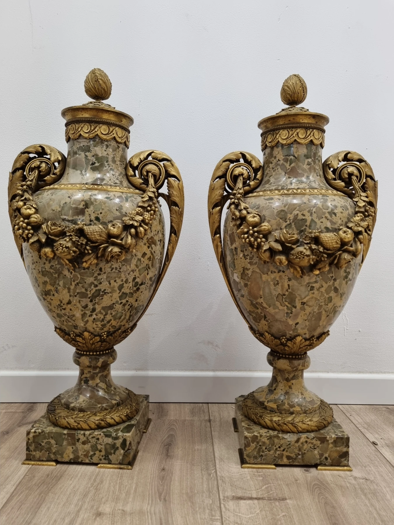 Paire de cassolettes d'époque XIXème siècle, marbre brèche et guirlande de fleurs et fruits, hauteur 55cm