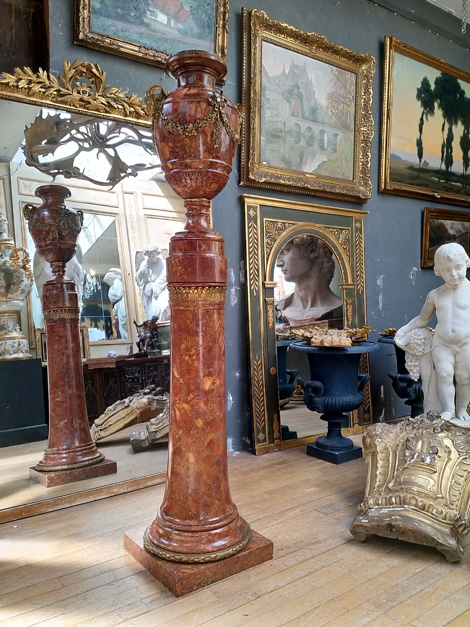 Élégante colonne ornée de bronzes dorés et surmontée d'un superbe vase, Marbre