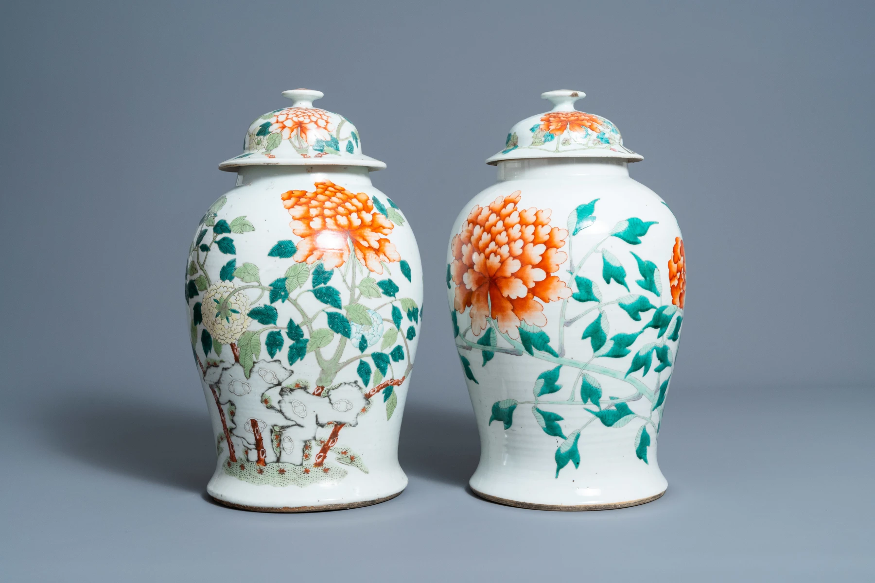 Paire de vases couverts en porcelaine de Chine famille rose à décor de pivoines, 19ème siècle, hauteur 45cm