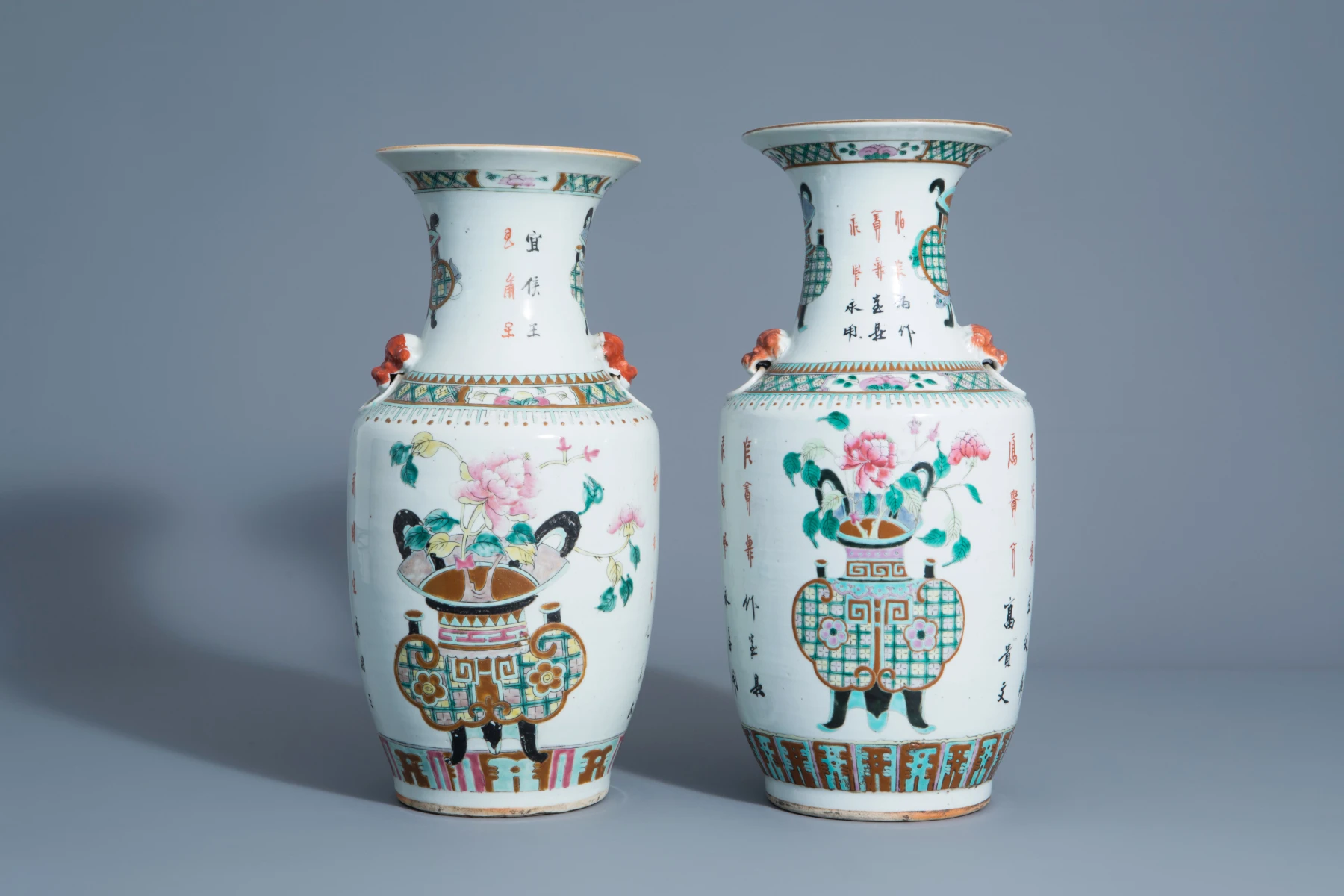 Paire de vases en porcelaine de Chine famille rose à décor de paniers de fleurs, 19ème siècle, hauteur 44cm